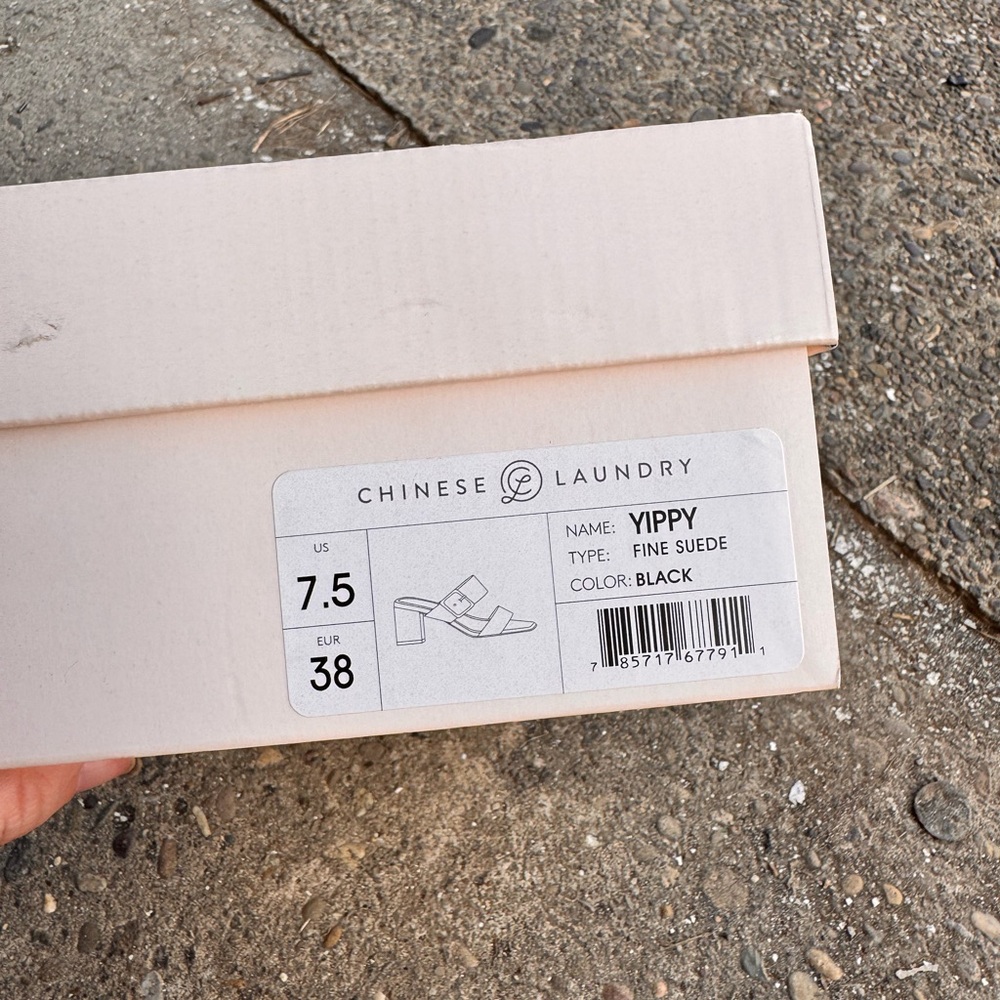 CHINESE LAUNDRY Yippy Block Heel Buckle Straps - Picture 2 of 10